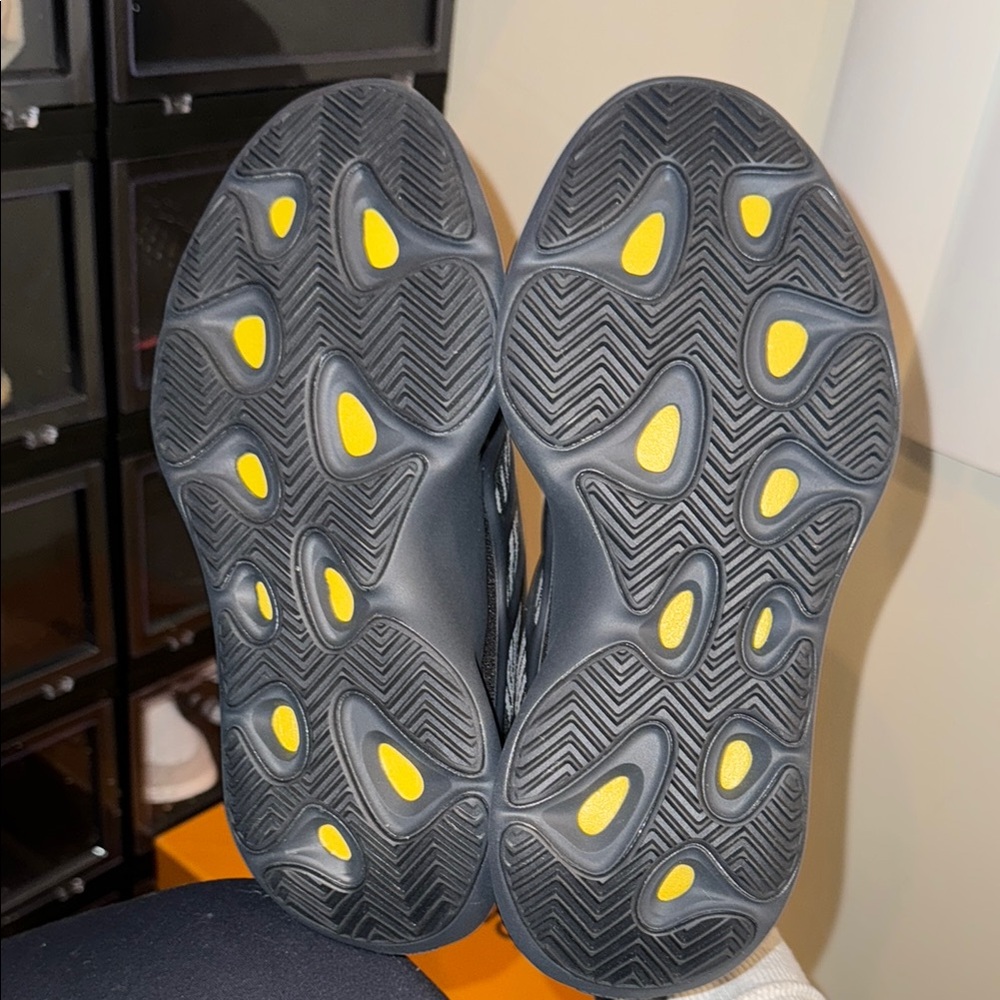 YEEZY 700 V3 'Dark Glow' 6.5 men = 8 women - Picture 8 of 8